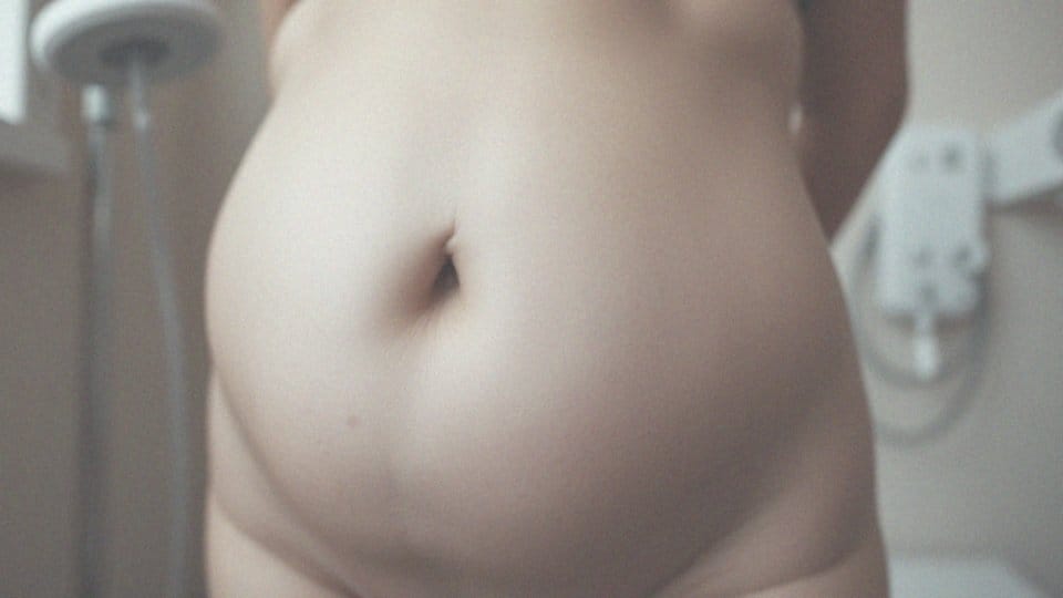 Co powoduje ból przy przepuklinie pępkowej?
