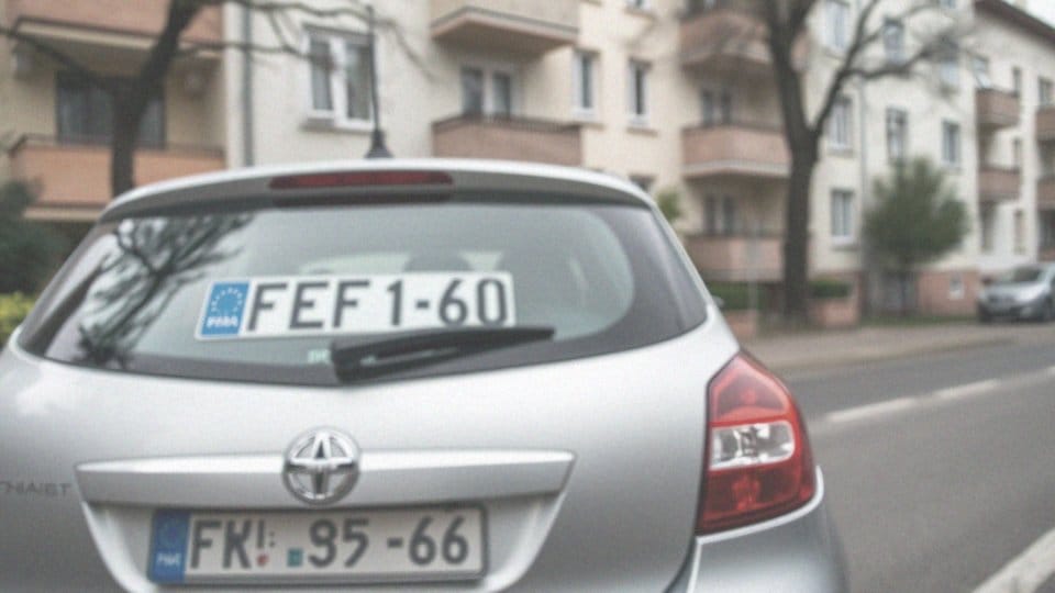 Czy trzeba zmieniać tablice rejestracyjne? Przewodnik po przepisach