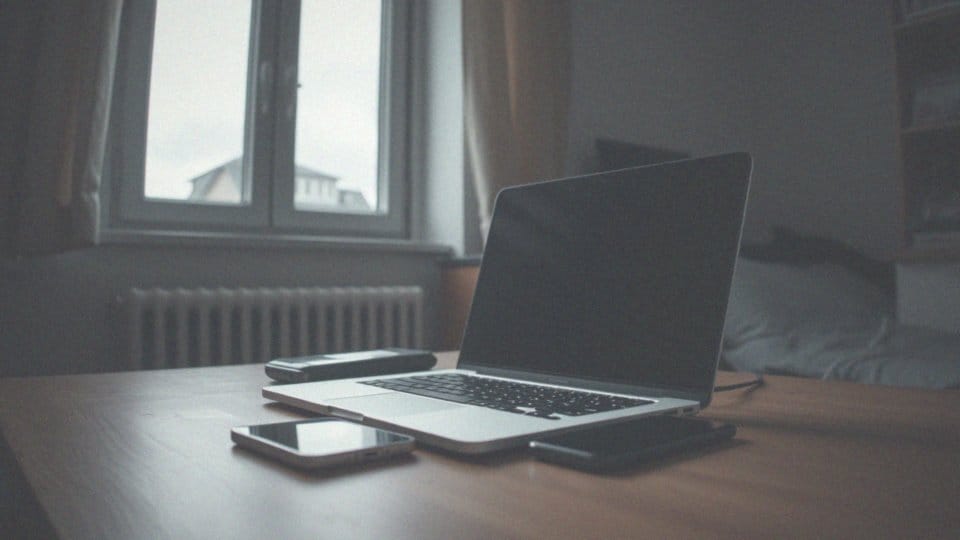 Jak sprawdzić czy kamera nagrywa? Kluczowe wskazówki i metody