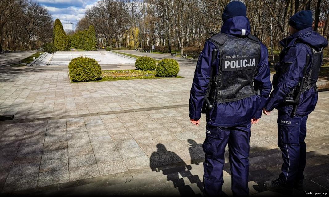 Wzrost aktywności dzikich zwierząt na drogach – apel puccy policjantów