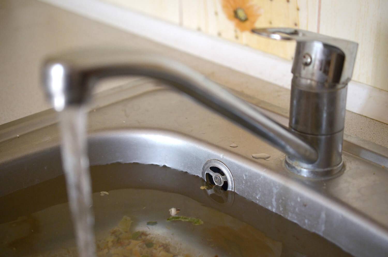 Zatkany odpływ: sprawdzone domowe sposoby vs. pomoc profesjonalisty